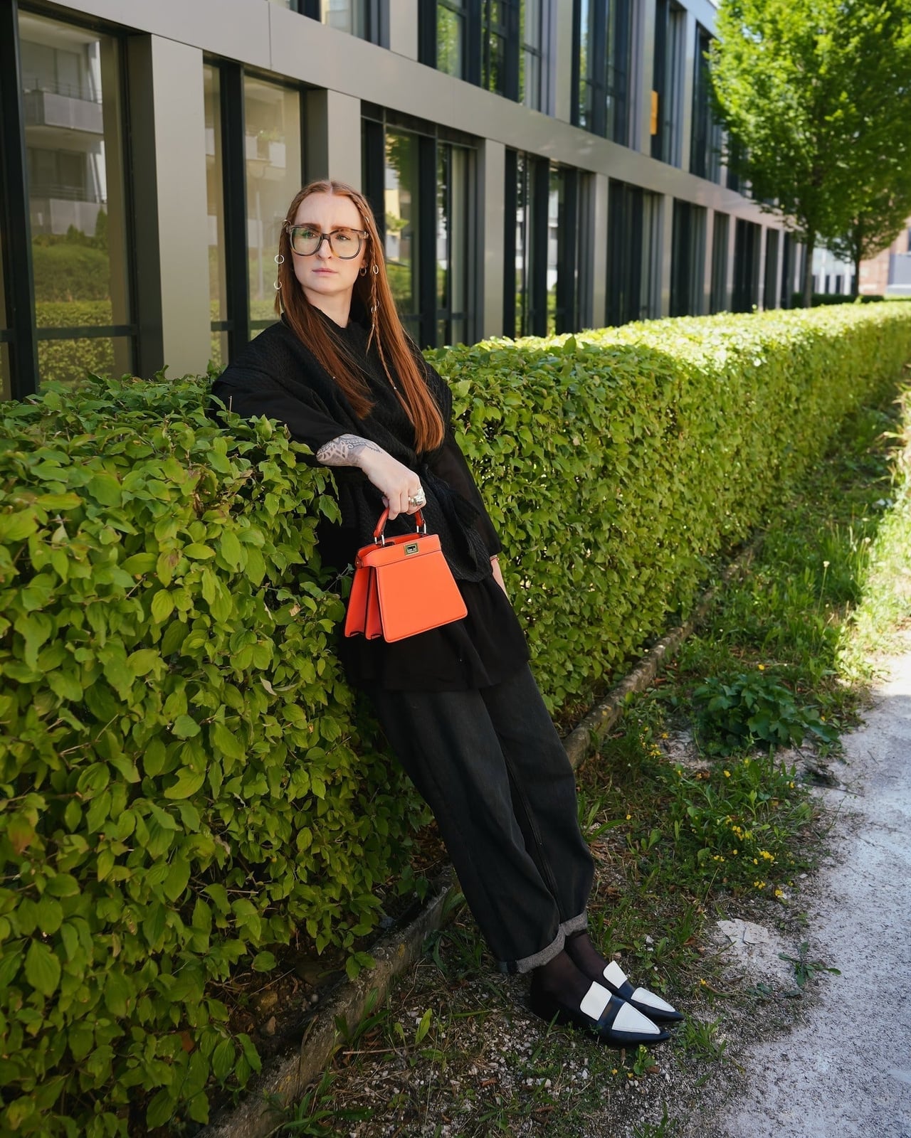 Black Wide-Leg Trousers with Orange Handbag — Simple Negros Outfits