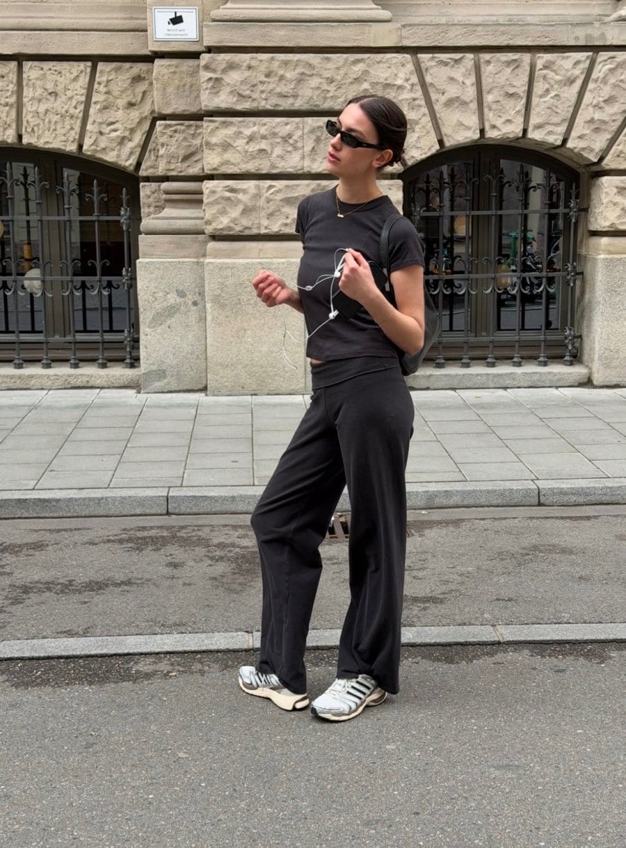 All Black Casual Outfit with Wide-Leg Sweatpants — Simple Negros Outfits