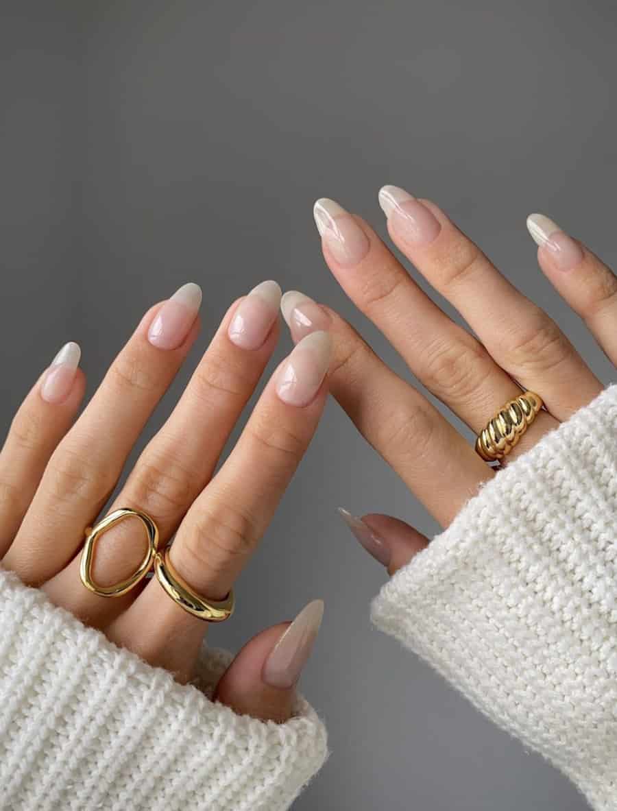 Pearl Pink Chrome Medium Almond Nails With на пальцах золотые кольца Pearl Pink Chrome Medium Almond Nails With на пальцах золотые кольца — Simple Neutral Nails