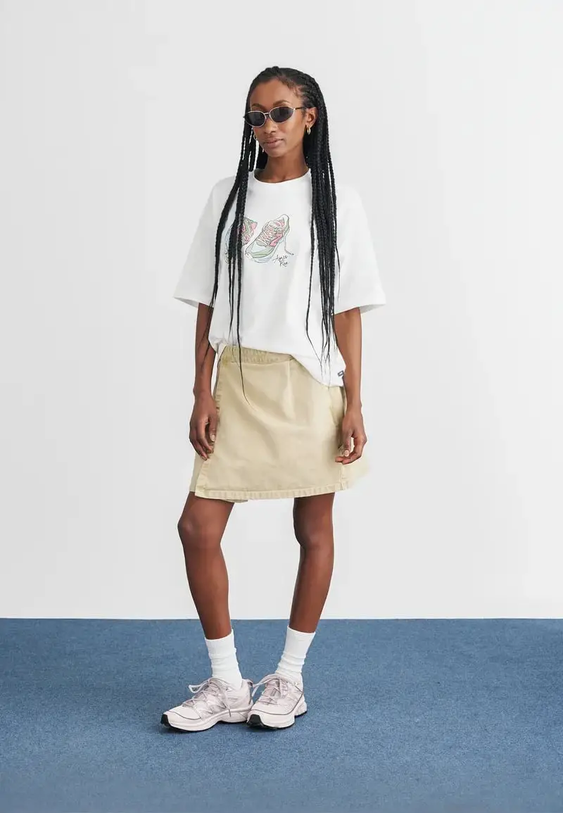 Graphic T-shirt and Beige A-line Skirt with Pink Sneakers — Simple New Balance Outfits