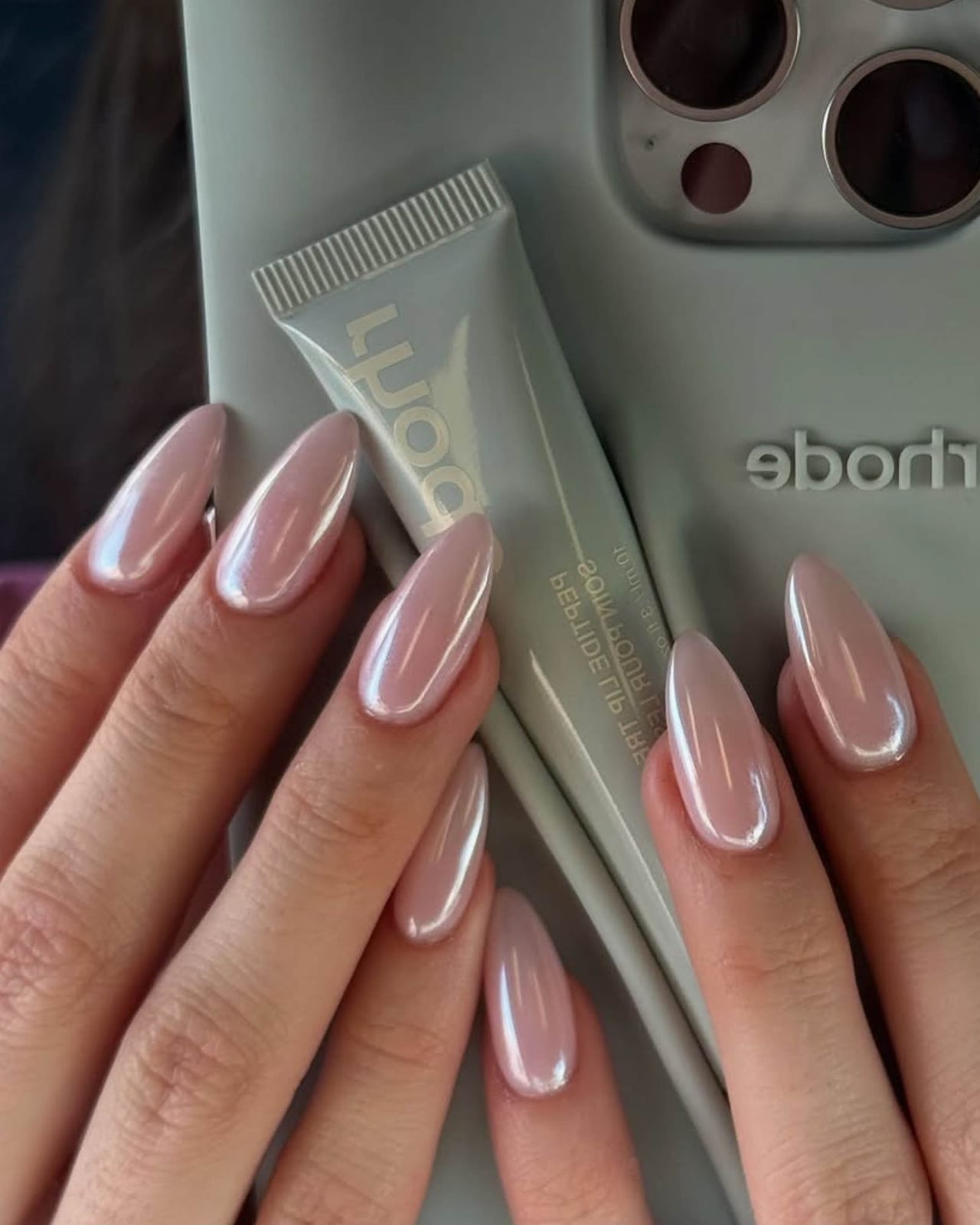Medium Almond Pink Nude Pearl Chrome Finish, миндаль — Simple Nude Chrome Nails