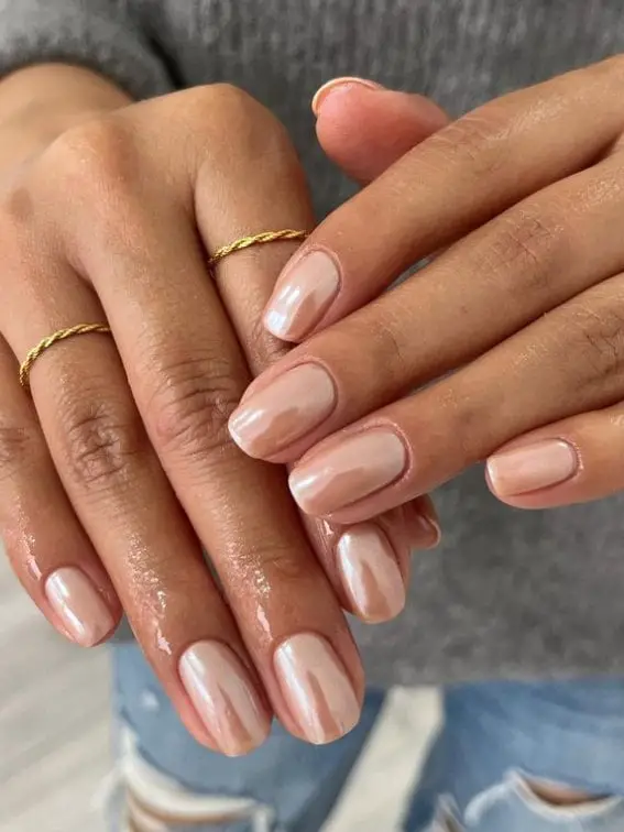 Short Oval Light Nude Pearlescent Chrome, Close-Up Take — Simple Nude Chrome Nails