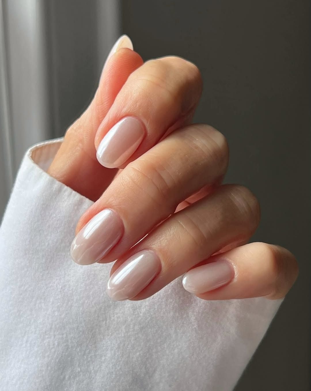 Medium Almond Sheer Pink Nude Pearlescent Chrome — Simple Nude Chrome Nails