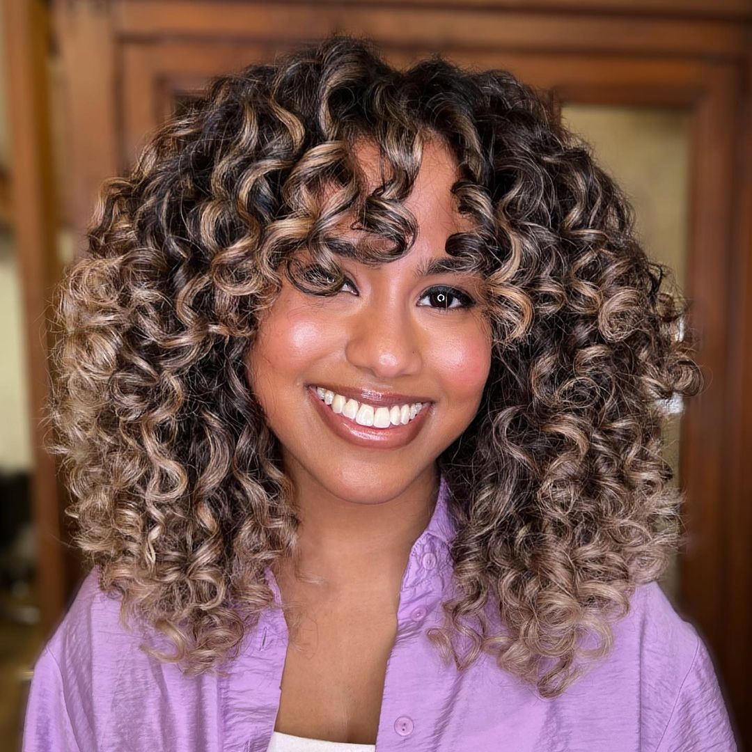 Shoulder Length Hair With Curly Texture And Blonde, Close-Up Take — Simple Ombré Hair