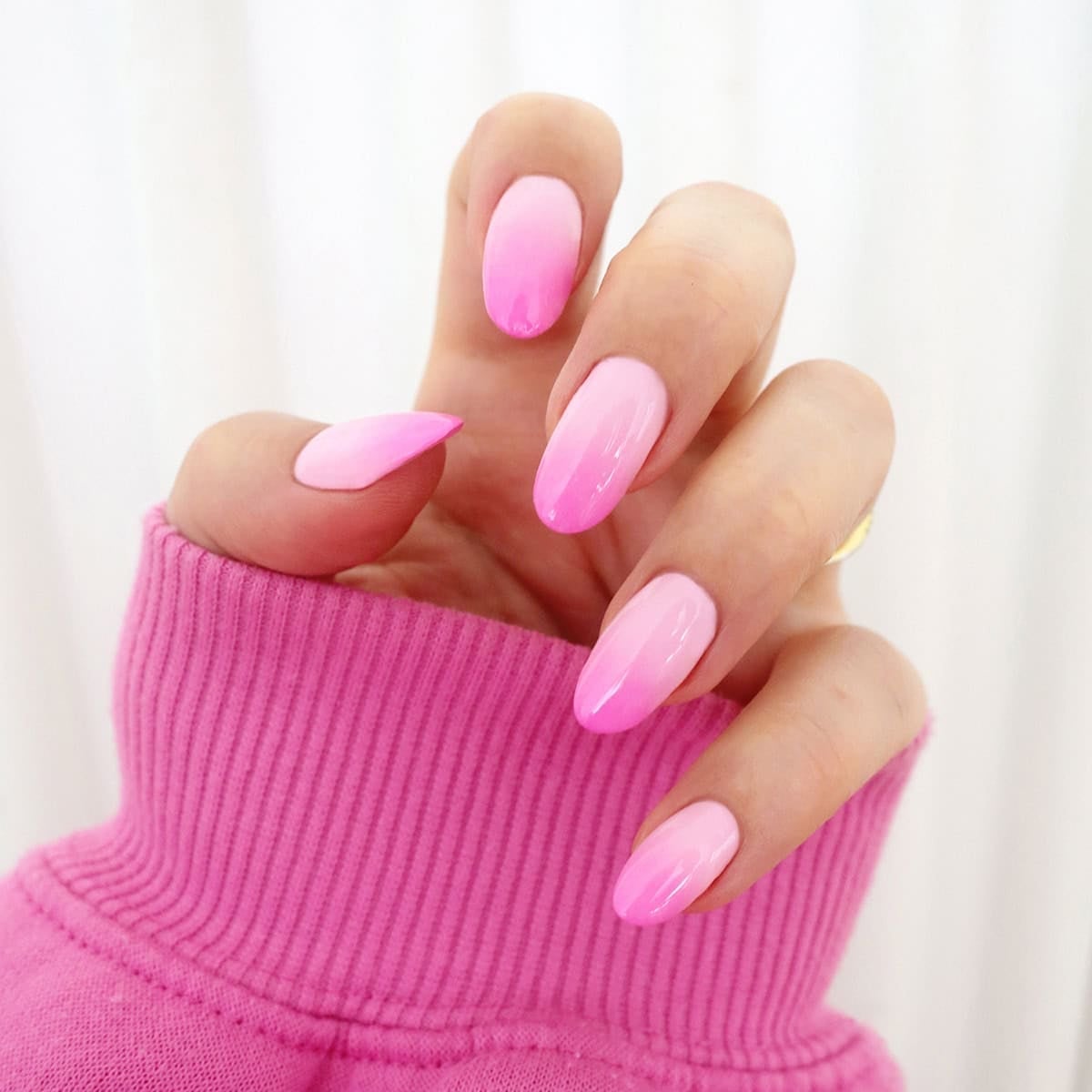 Hot Pink to Light Pink Medium Oval Ombre Hot Pink to Light Pink Medium Oval Ombre — Simple Ombre Nails