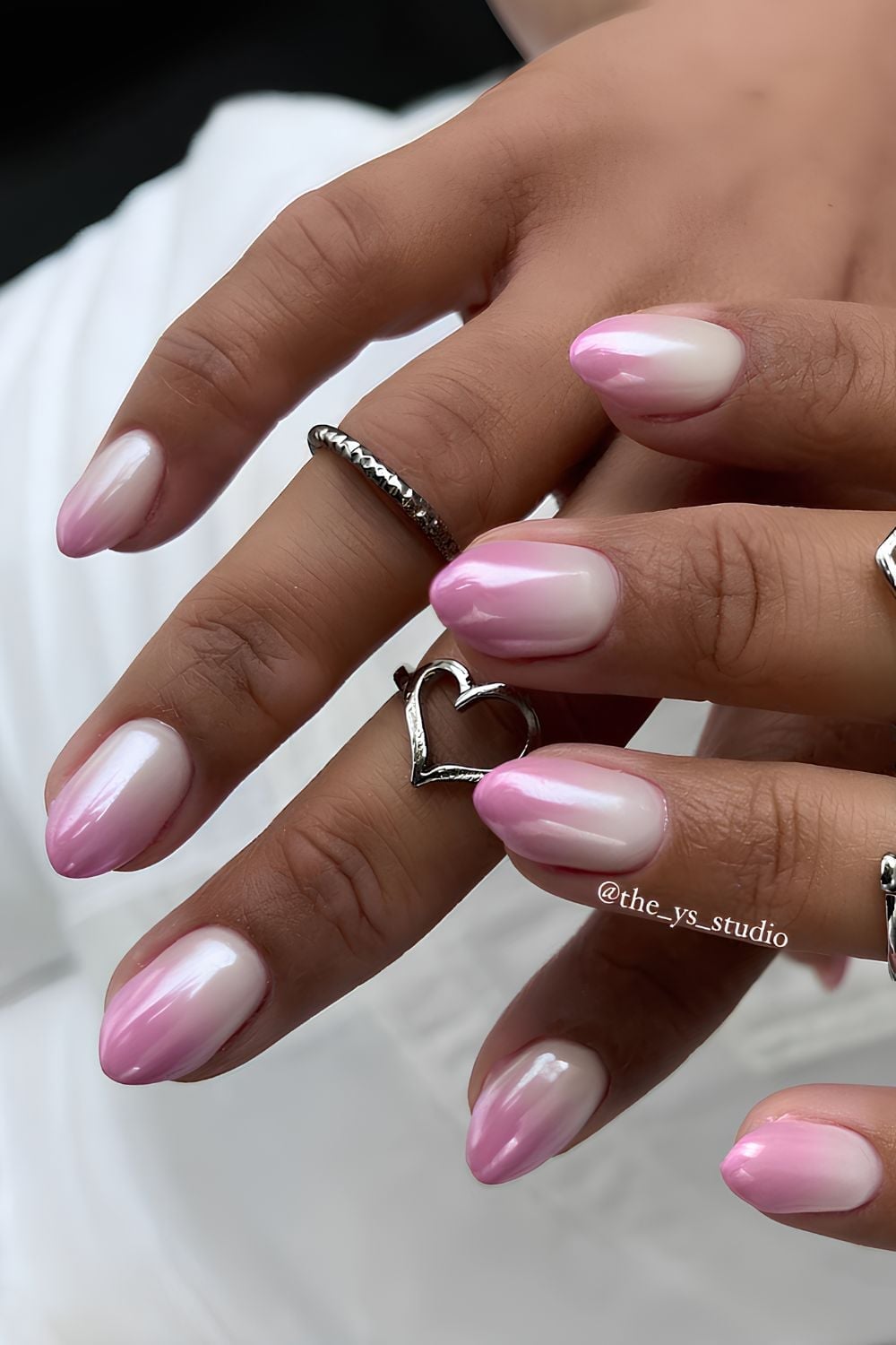 Pink to White Iridescent Medium Oval Ombre, овальные Pink to White Iridescent Medium Oval Ombre, овальные — Simple Ombre Nails