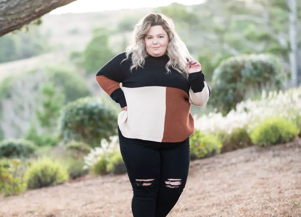 Ripped Skinny Jeans with Color Block Knit Sweater Ripped Skinny Jeans with Color Block Knit Sweater — Simple Outfits for Curvy