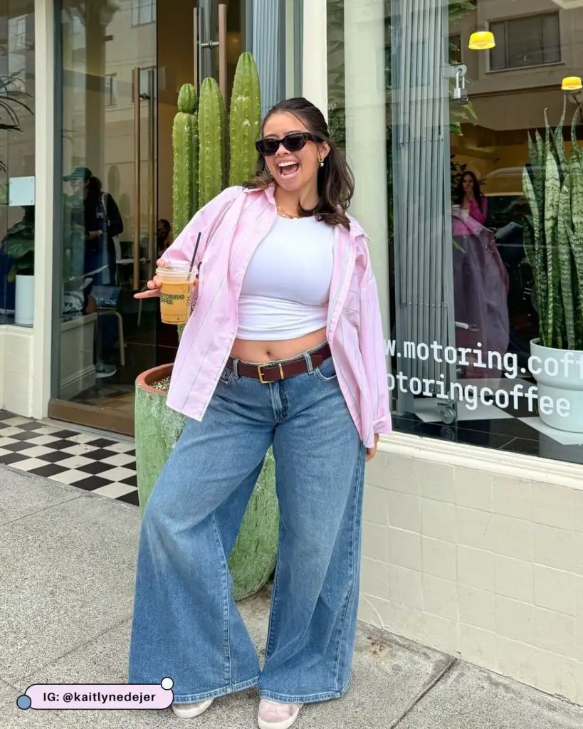 Striped Oversized Shirt with Wide-Leg Jeans and Sneakers Striped Oversized Shirt with Wide-Leg Jeans and Sneakers — Simple Outfits for Curvy