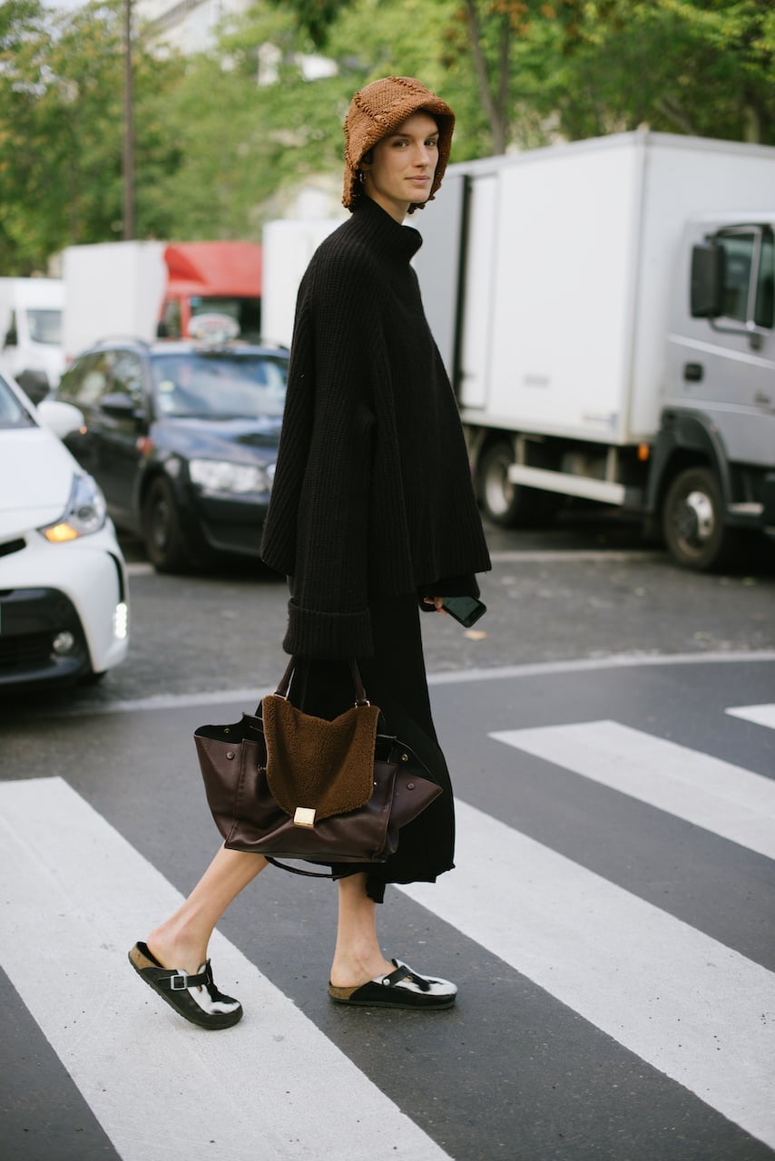 Black Oversized Knit Sweater With Black Birkenstock Clogs Black Oversized Knit Sweater With Black Birkenstock Clogs — Simple Outfits with Birkenstocks