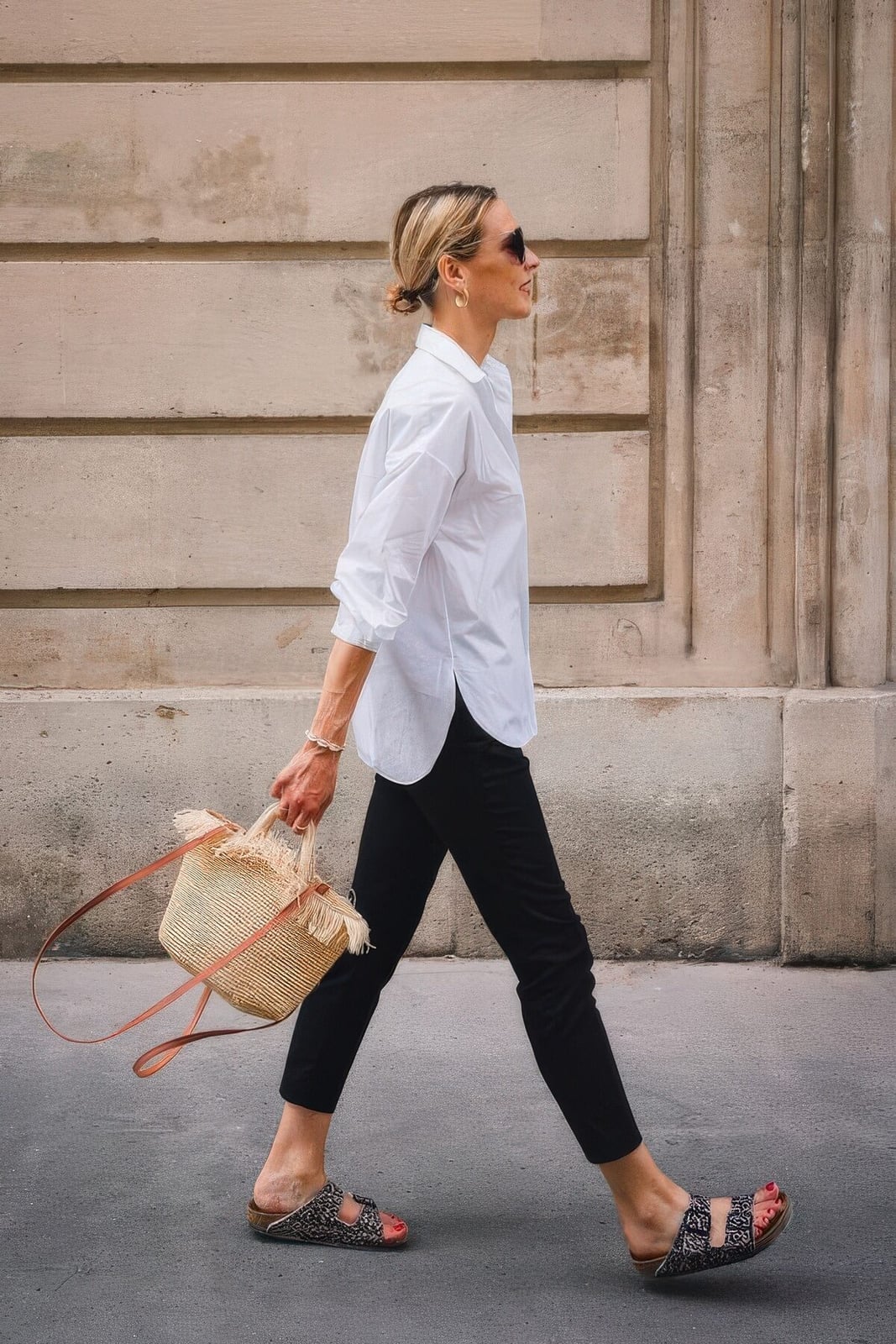 Black Cropped Pants White Shirt And Black Birkenstocks Black Cropped Pants White Shirt And Black Birkenstocks — Simple Outfits with Birkenstocks