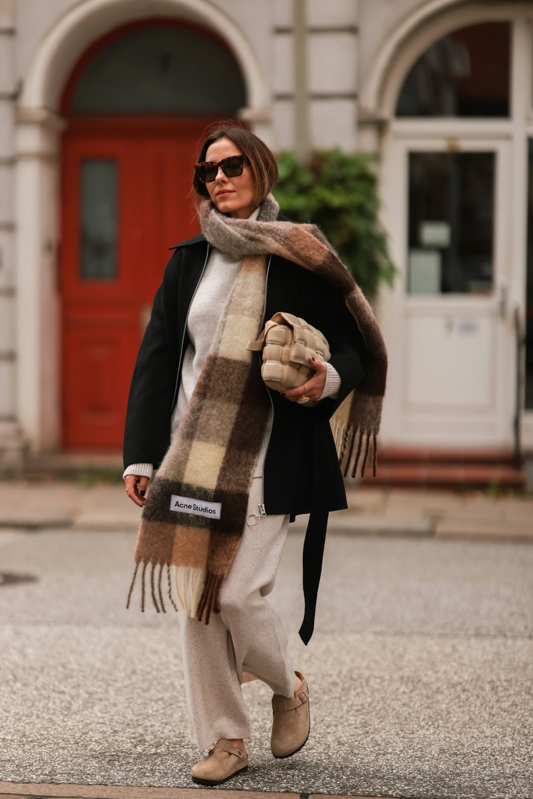 Black Jacket Cream Sweater Cream Pants And Beige Clogs Black Jacket Cream Sweater Cream Pants And Beige Clogs — Simple Outfits with Birkenstocks