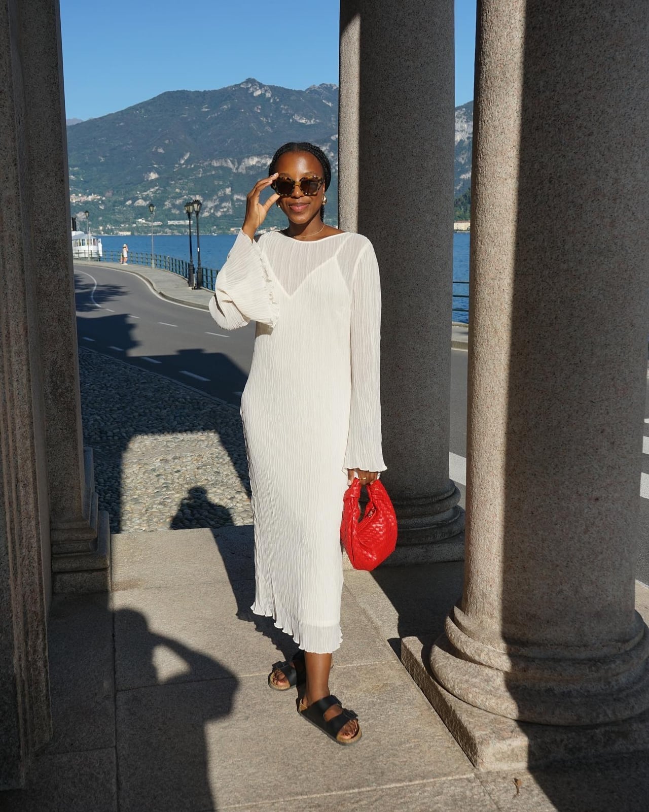 White Pleated Maxi Dress With Black Leather Sandals White Pleated Maxi Dress With Black Leather Sandals — Simple Outfits with Birkenstocks