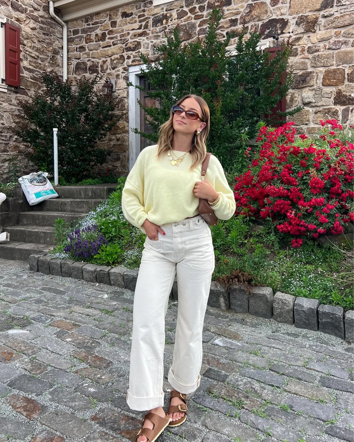 Yellow Sweater Off-White Jeans And Brown Birkenstocks Yellow Sweater Off-White Jeans And Brown Birkenstocks — Simple Outfits with Birkenstocks