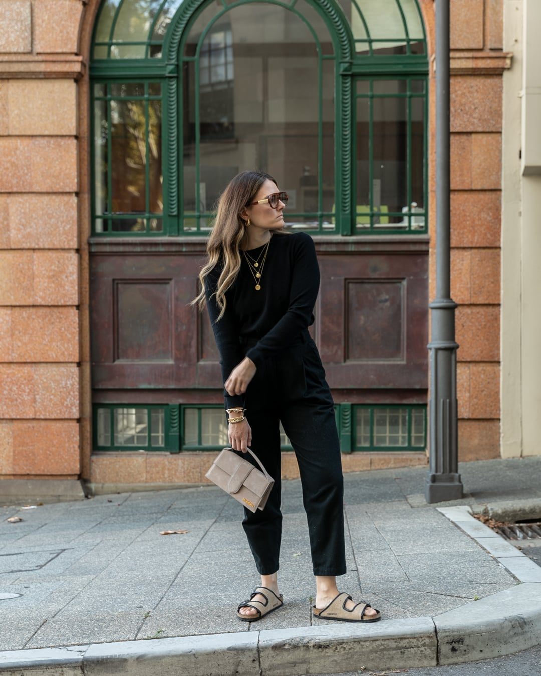 Monochromatic Black Outfit With Beige Leather Birkenstocks Monochromatic Black Outfit With Beige Leather Birkenstocks — Simple Outfits with Birkenstocks