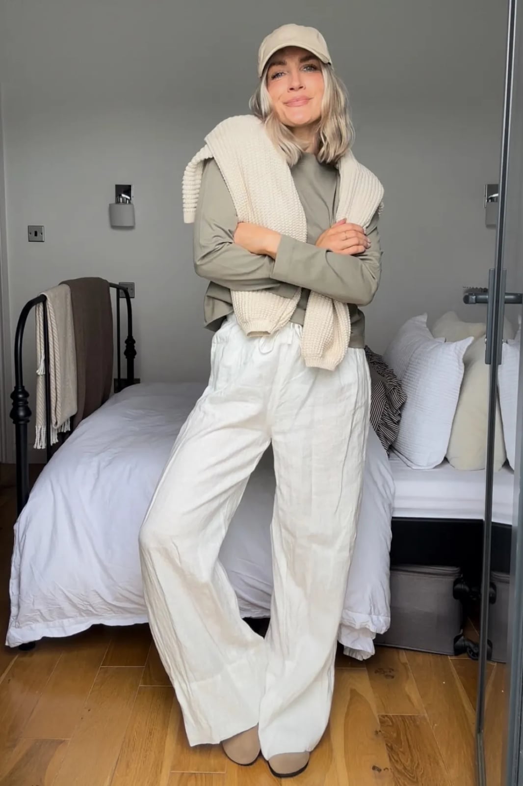 Olive Top Cream Linen Pants And Beige Flats Olive Top Cream Linen Pants And Beige Flats — Simple Outfits with Birkenstocks