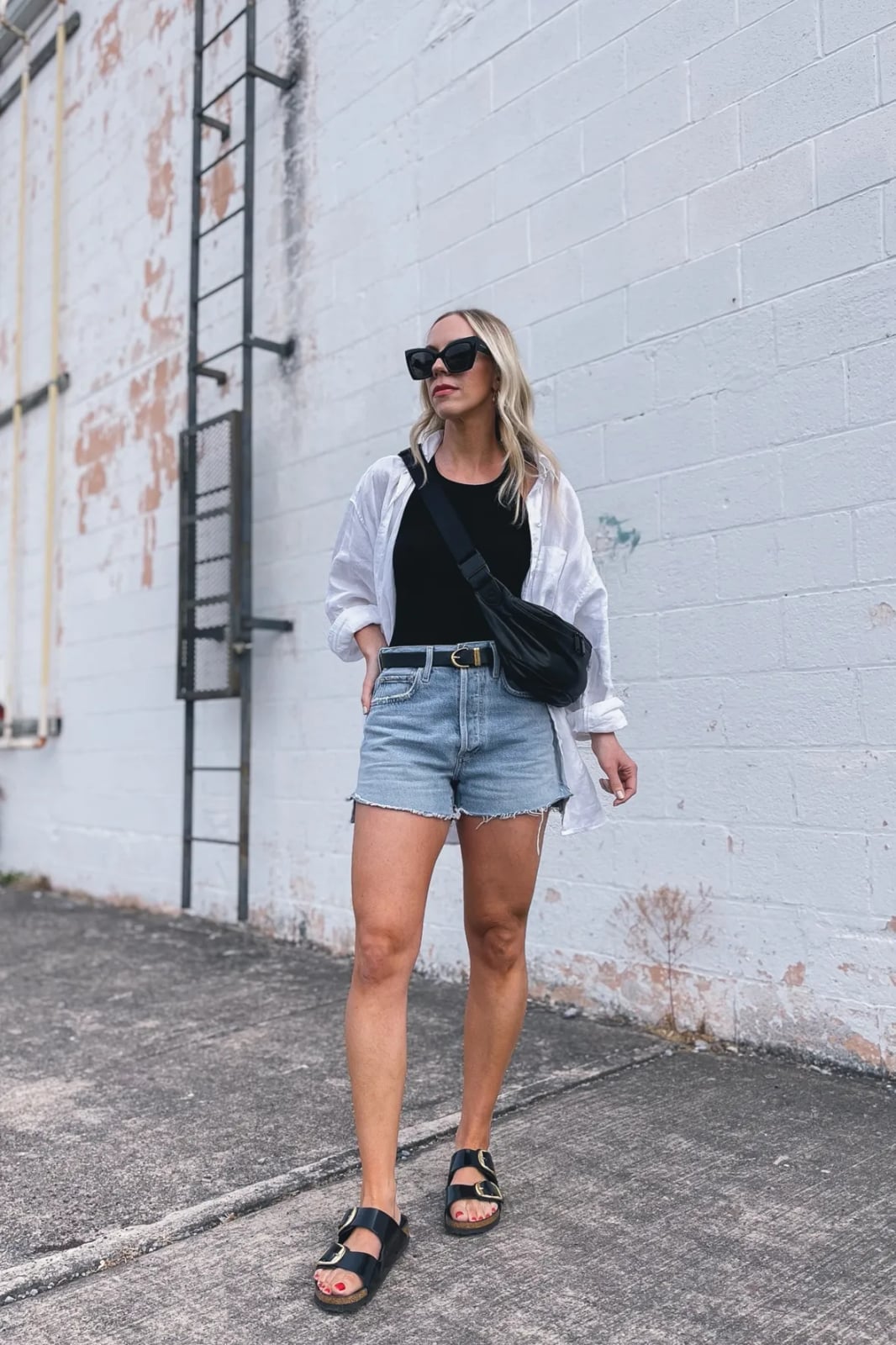 Denim Shorts With White Shirt And Black Birkenstocks Denim Shorts With White Shirt And Black Birkenstocks — Simple Outfits with Birkenstocks