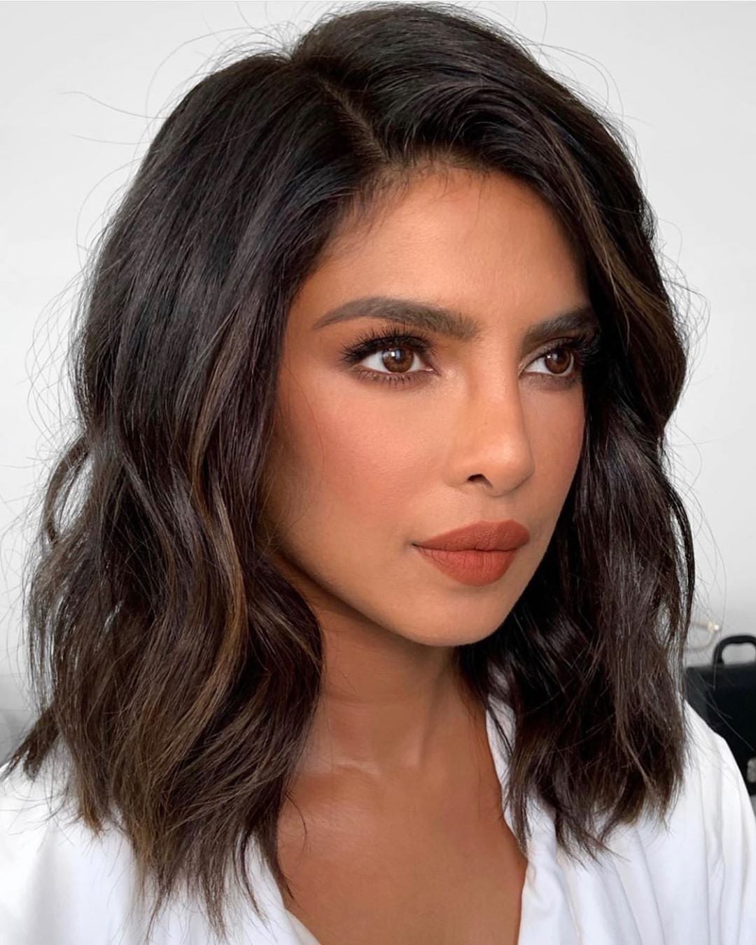 Glossy Collarbone Lob With Subtle Highlights Glossy Collarbone Lob With Subtle Highlights — Simple Oval Face Haircuts