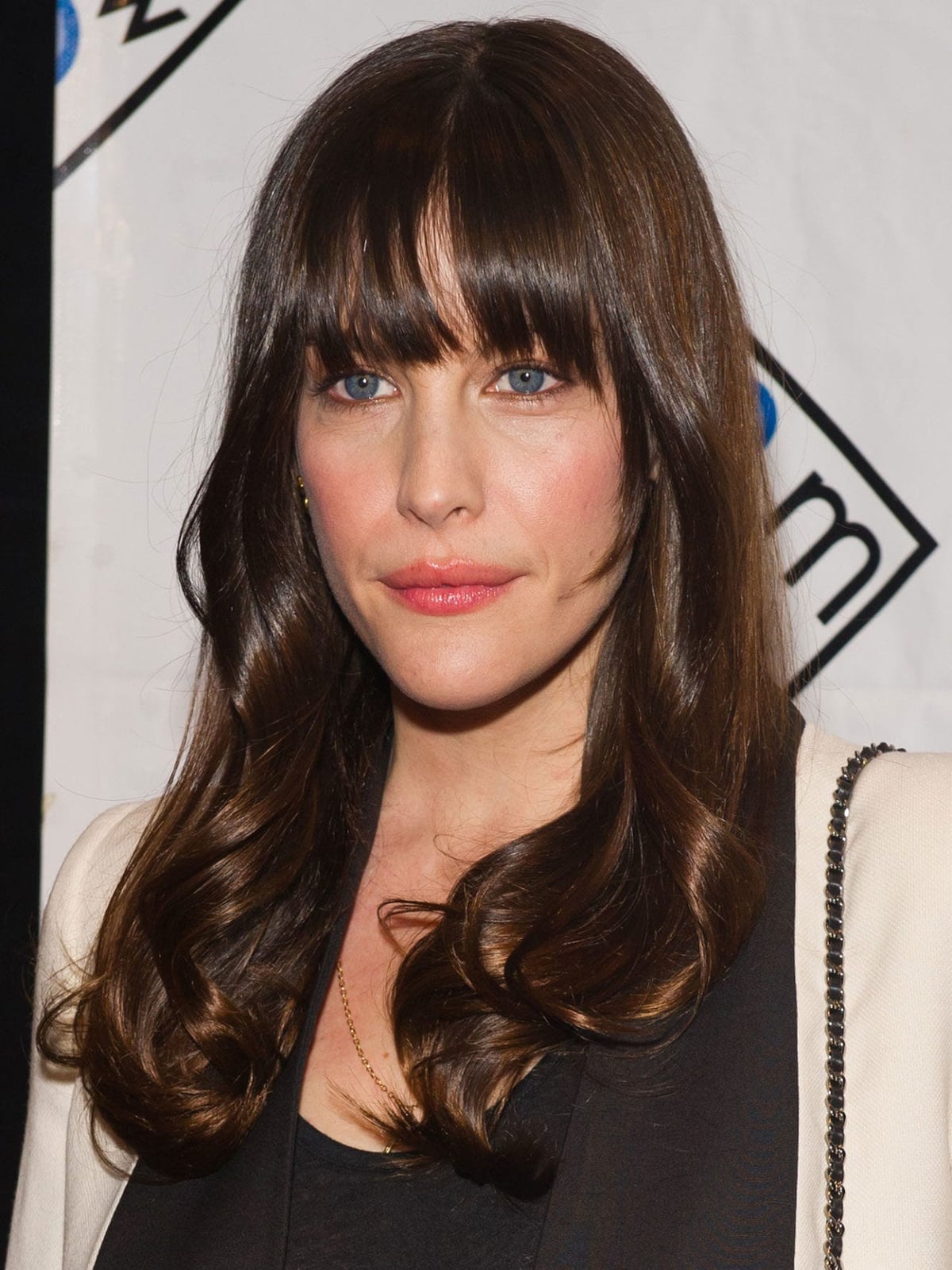 Shoulder Length Layers With Blunt Bangs Shoulder Length Layers With Blunt Bangs — Simple Oval Face Haircuts