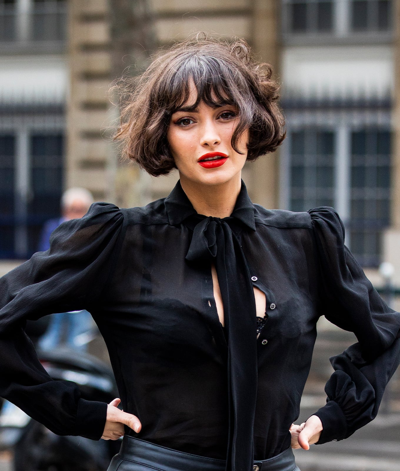 Short Bob With Full Dark Fringe Short Bob With Full Dark Fringe — Simple Oval Face Haircuts