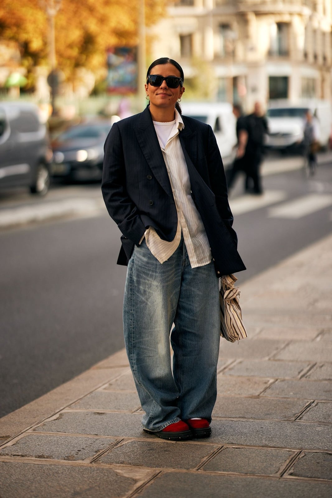 Navy Oversized Blazer With White T Shirt And Baggy Jeans — Simple Oversized Blazer Outfits