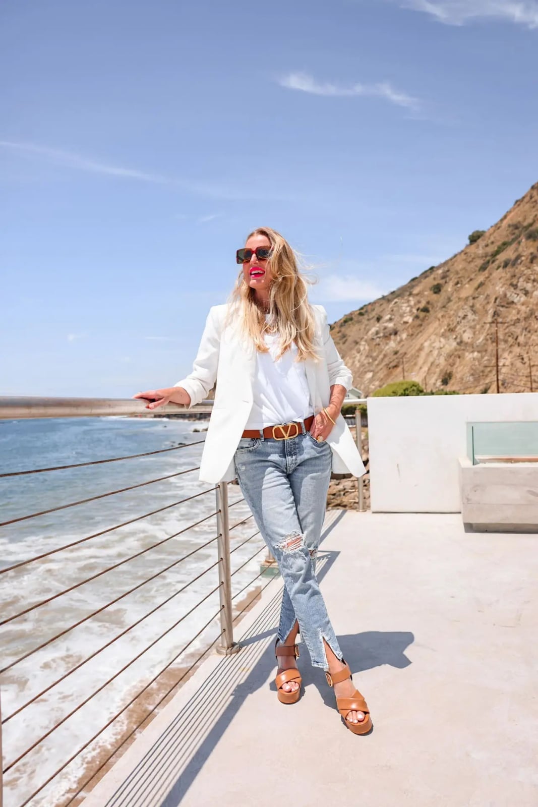 White Oversized Blazer With White T Shirt And Ripped Jeans — Simple Oversized Blazer Outfits