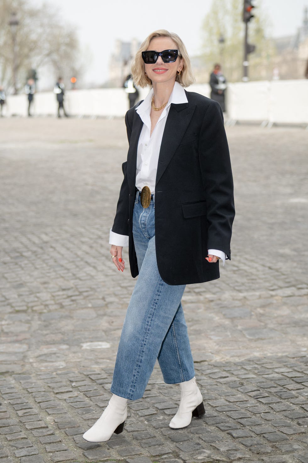 Black Oversized Blazer With White Shirt And Straight Leg Jeans — Simple Oversized Blazer Outfits