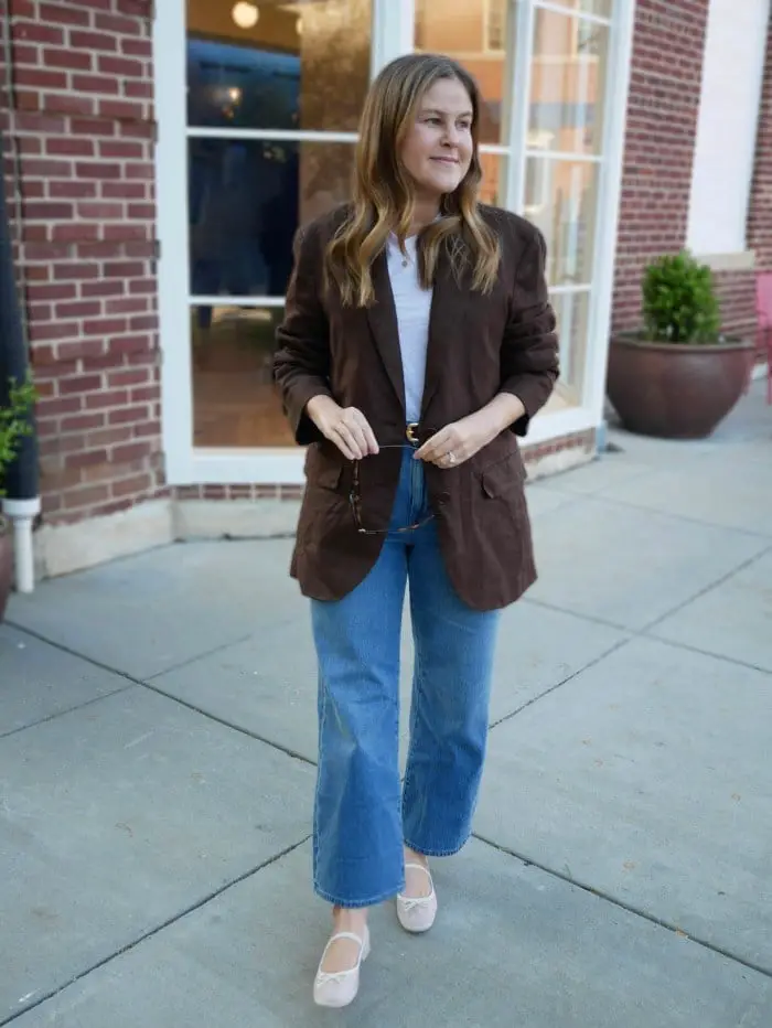 Brown Linen Blazer With White T Shirt And Wide Leg Jeans — Simple Oversized Blazer Outfits