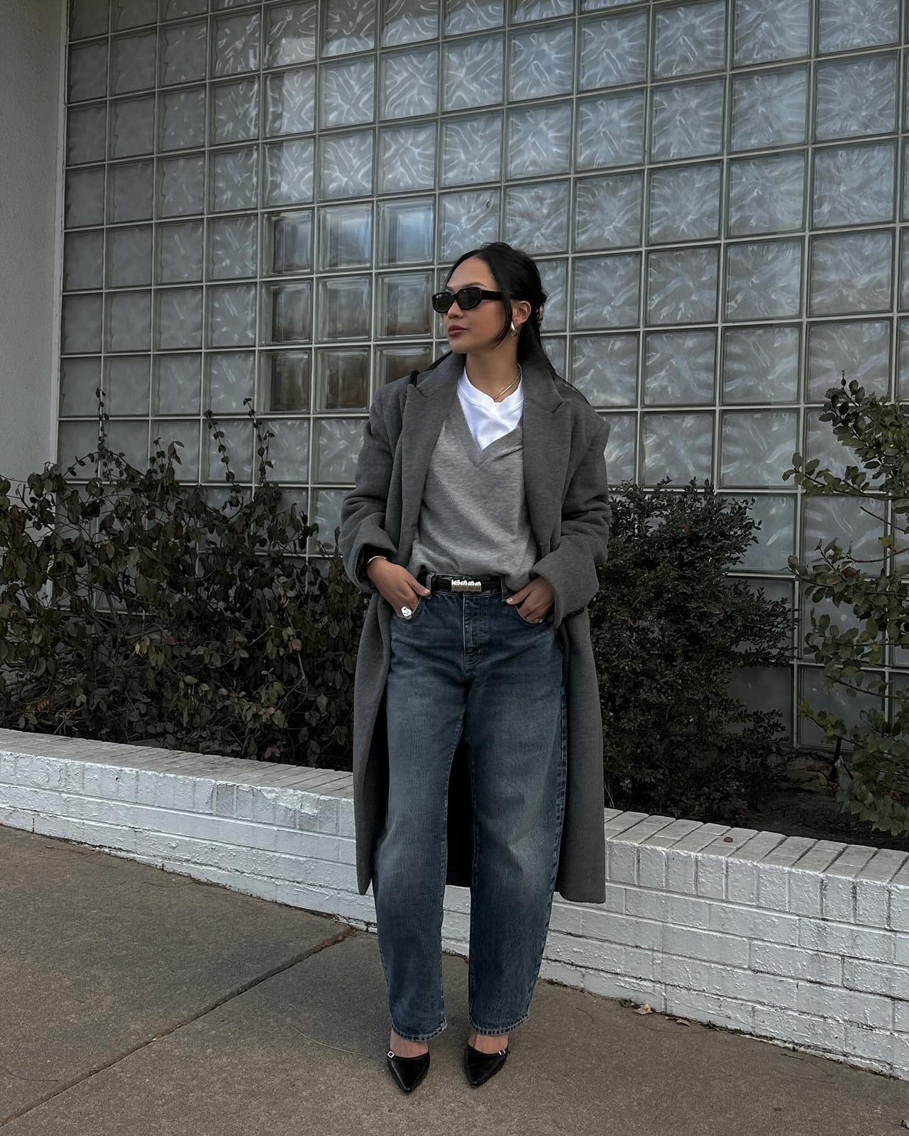 Long Gray Coat Over Gray Sweater And Blue Jeans — Simple Oversized Blazer Outfits
