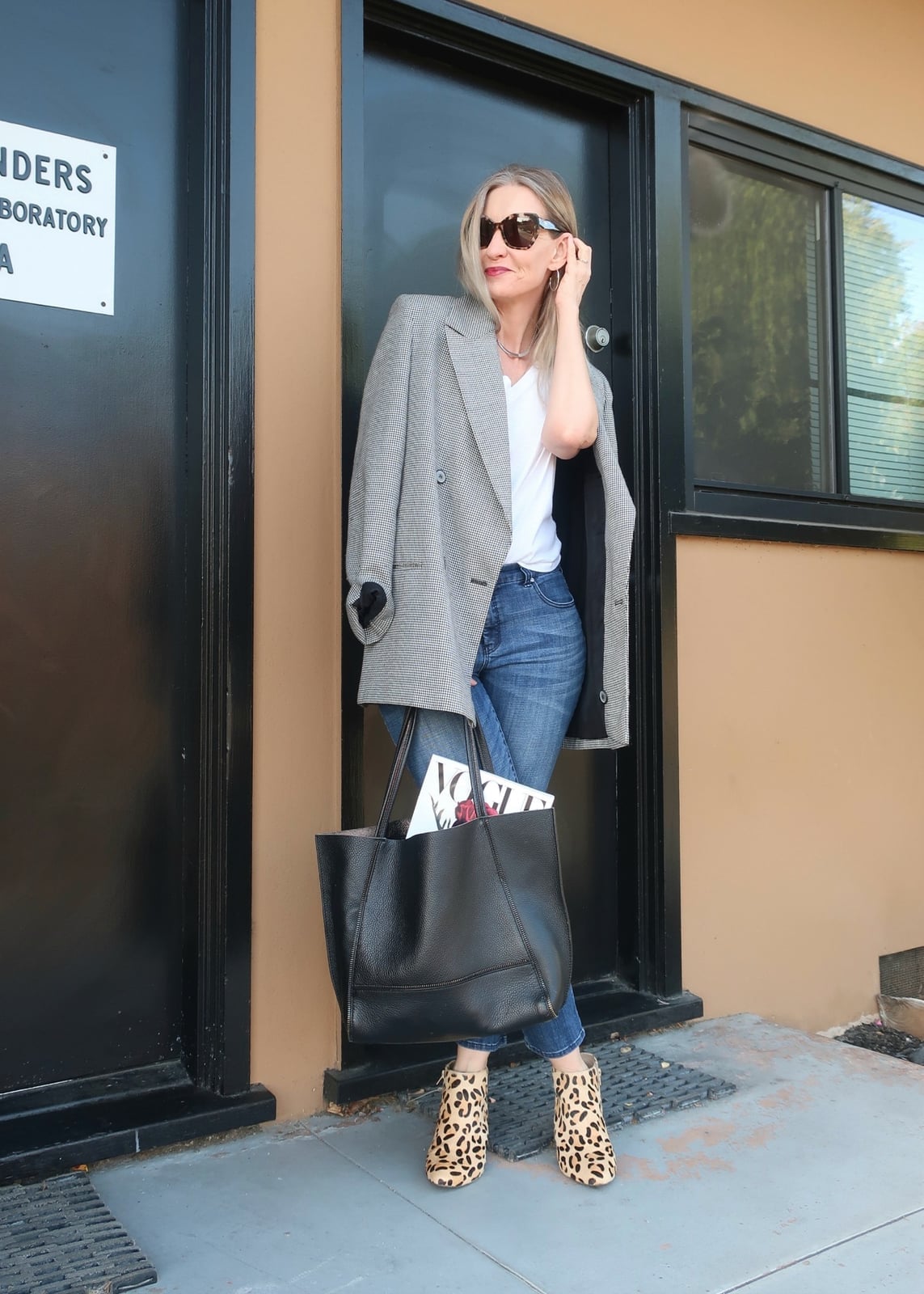 Gray Plaid Oversized Blazer With White T Shirt And Straight Leg Jeans — Simple Oversized Blazer Outfits