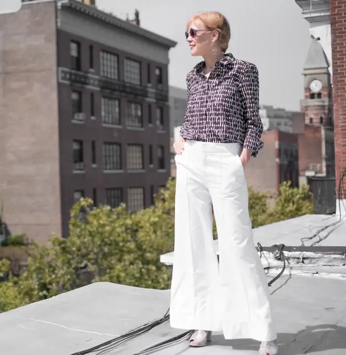 White Palazzo Pants With Printed Shirt And Silver Heels White Palazzo Pants With Printed Shirt And Silver Heels — Simple Palazzo Pants Outfits