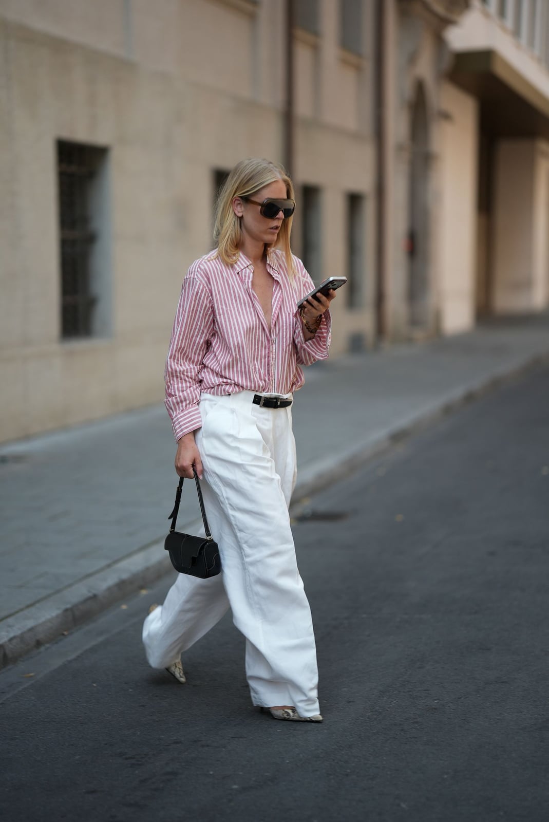 White Linen Pants With Pink Striped Shirt And Snake Print Heels White Linen Pants With Pink Striped Shirt And Snake Print Heels — Simple Palazzo Pants Outfits
