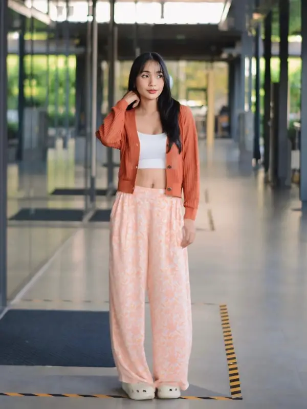 Peach Palazzo Pants With Orange Cardigan And Clogs Peach Palazzo Pants With Orange Cardigan And Clogs — Simple Palazzo Pants Outfits
