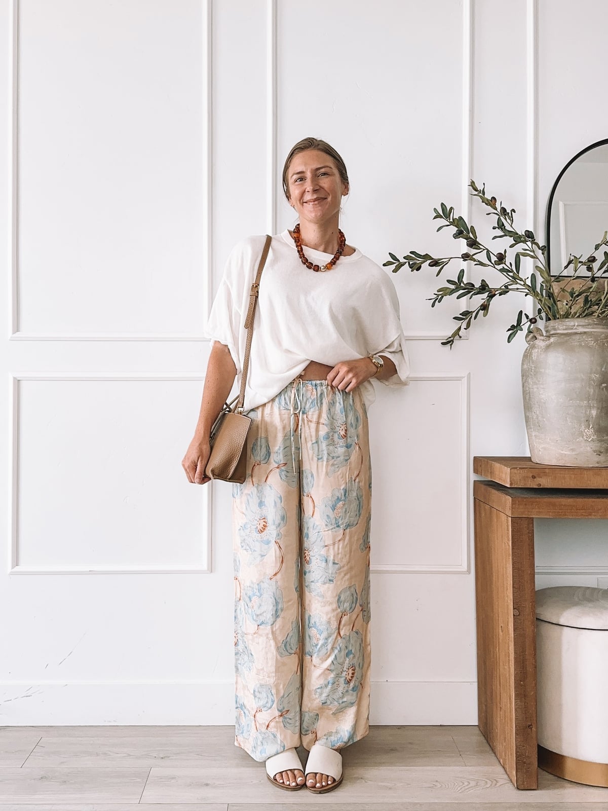 Beige Floral Print Palazzo Pants With White T-Shirt Beige Floral Print Palazzo Pants With White T-Shirt — Simple Palazzo Pants Outfits