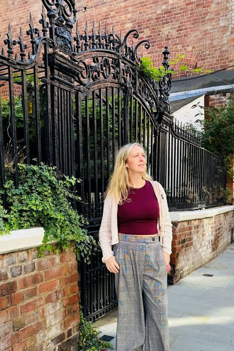 Plaid Palazzo Pants With Burgundy Crop Top And Pink Cardigan Plaid Palazzo Pants With Burgundy Crop Top And Pink Cardigan — Simple Palazzo Pants Outfits