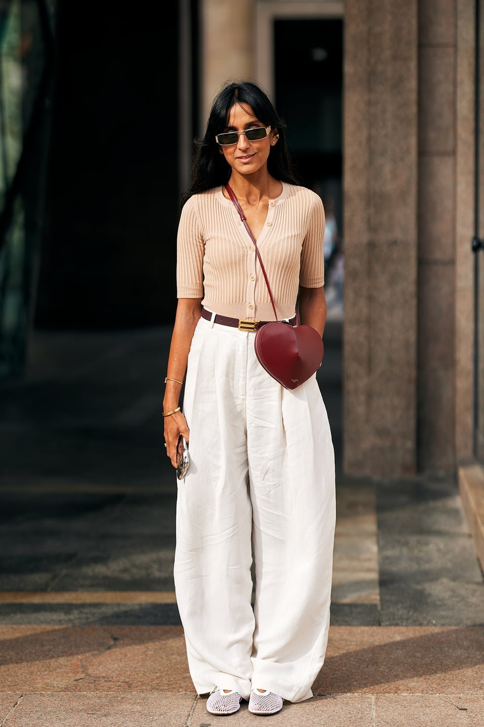 White Linen Pants With Beige Cardigan And Heart Bag White Linen Pants With Beige Cardigan And Heart Bag — Simple Palazzo Pants Outfits