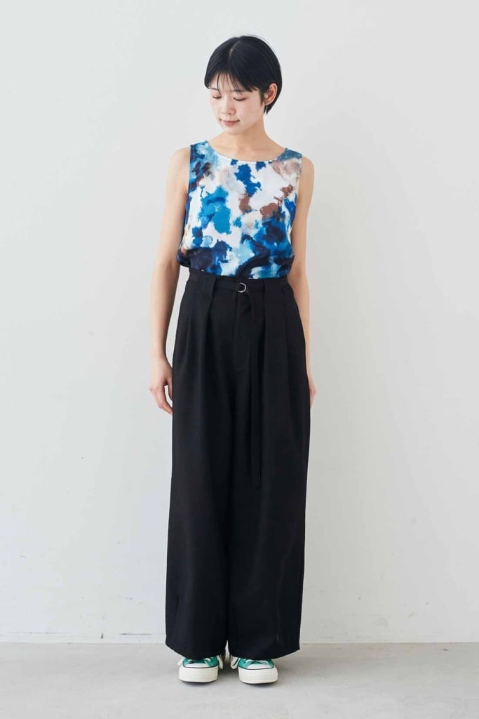 Black Palazzo Pants With Abstract Print Top And Sneakers Black Palazzo Pants With Abstract Print Top And Sneakers — Simple Palazzo Pants Outfits