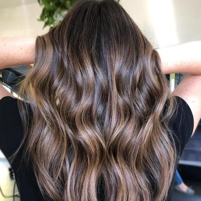Mid-Back Dark Brown Caramel Highlights Wavy Blowout Mid-Back Dark Brown Caramel Highlights Wavy Blowout — Simple Partial Highlights