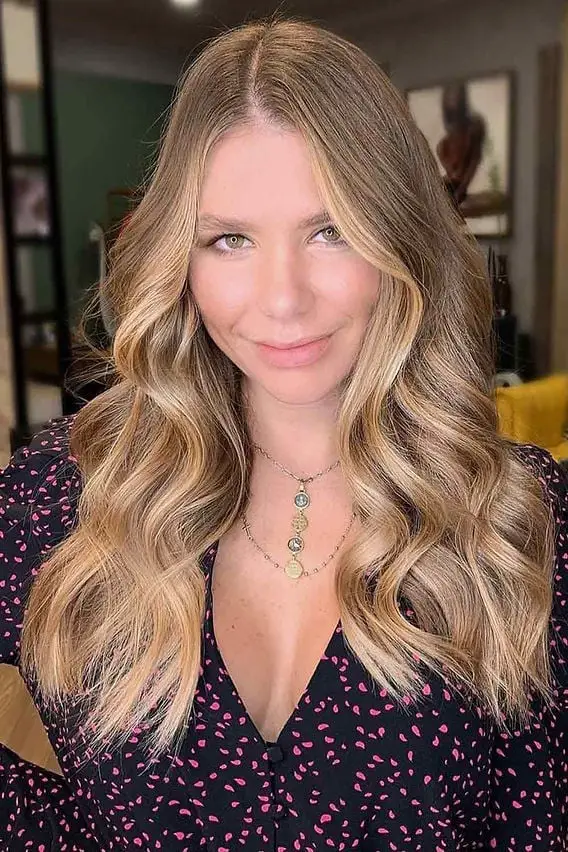Collarbone Blonde Base Lighter Blonde Side-Swept Bangs Collarbone Blonde Base Lighter Blonde Side-Swept Bangs — Simple Partial Highlights