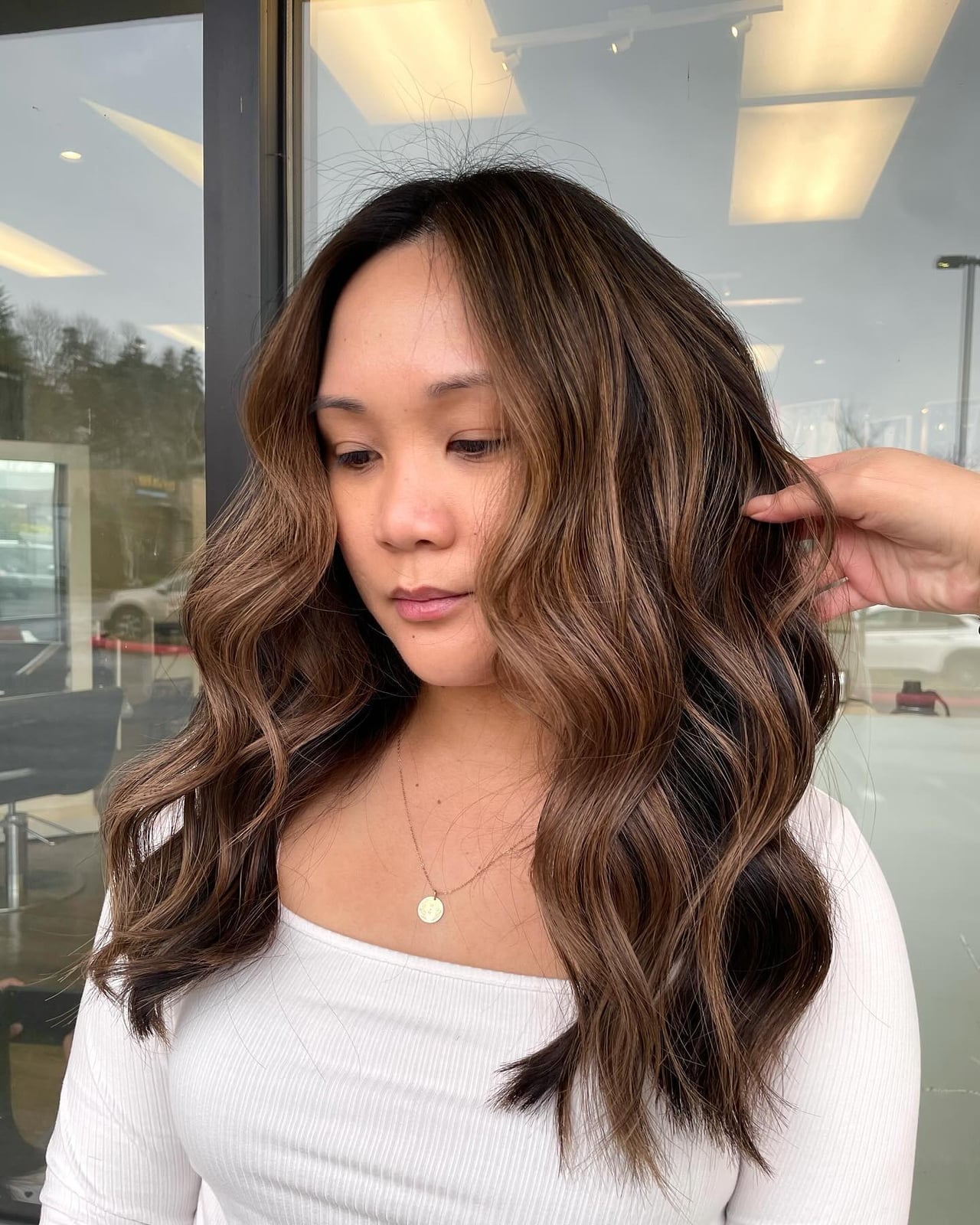 Mid-Back Dark Brown Caramel Highlights, Low-Key Version Mid-Back Dark Brown Caramel Highlights, Low-Key Version — Simple Partial Highlights