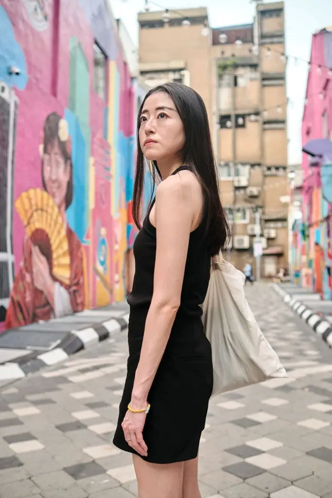 Minimalist Black Tank Top and Skirt With Beige Tote Bag — Simple Photoshoot Outfits
