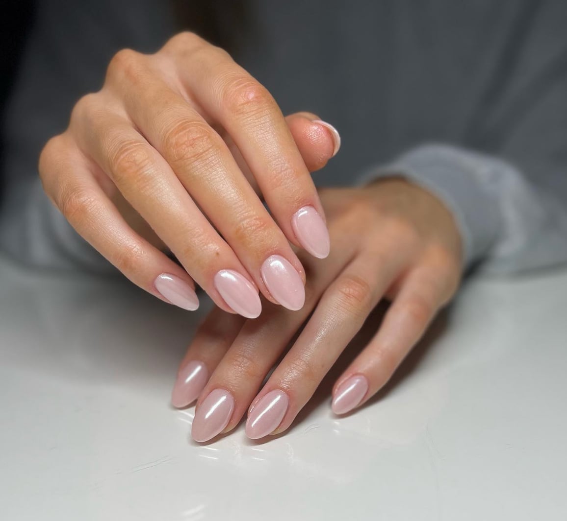 Pale Pink Pearlescent Chrome Almond Nails Pale Pink Pearlescent Chrome Almond Nails — Simple Pink Chrome Nails