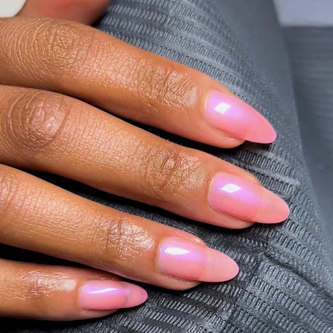 Light Pink Iridescent Chrome Almond Nails, Everyday Version Light Pink Iridescent Chrome Almond Nails, Everyday Version — Simple Pink Chrome Nails