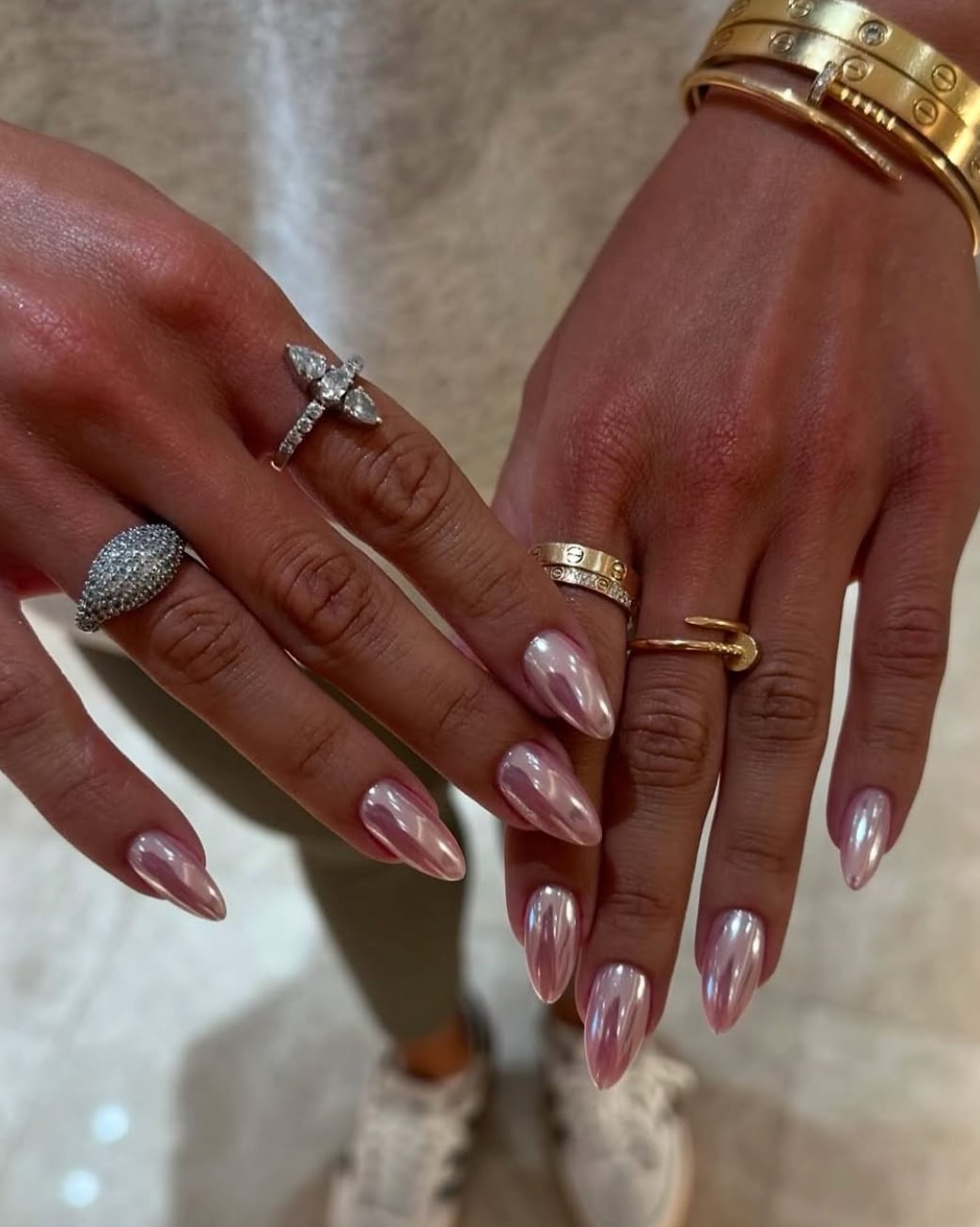 Light Pink Iridescent Chrome Medium Almond Light Pink Iridescent Chrome Medium Almond — Simple Pink Chrome Nails