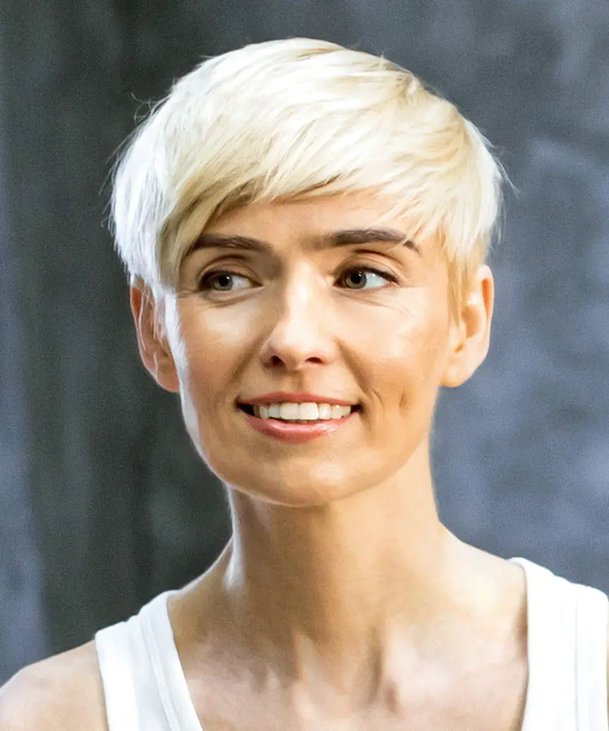 Ash Blonde Pixie Bob With Side-Swept Bangs Ash Blonde Pixie Bob With Side-Swept Bangs — Simple Pixie Bob