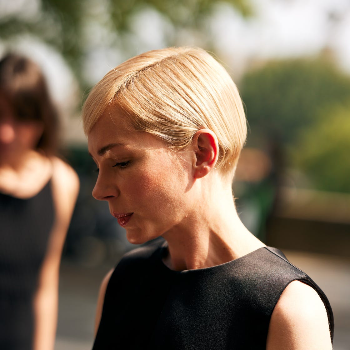 Soft Blonde Pixie With Side Bangs and боковые пряди Soft Blonde Pixie With Side Bangs and боковые пряди — Simple Pixie Cut Hairstyles