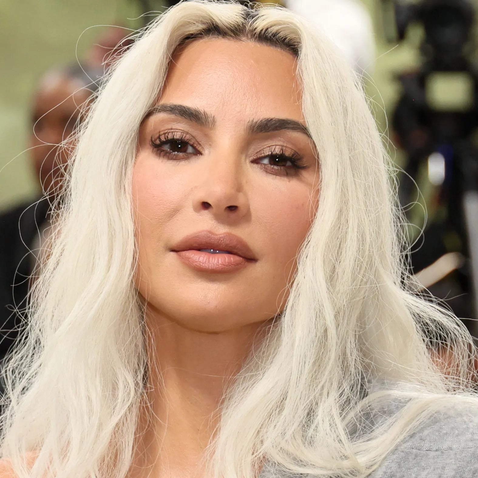 Collarbone Platinum Blonde Lob With Dark Roots — Simple Platinum Blonde