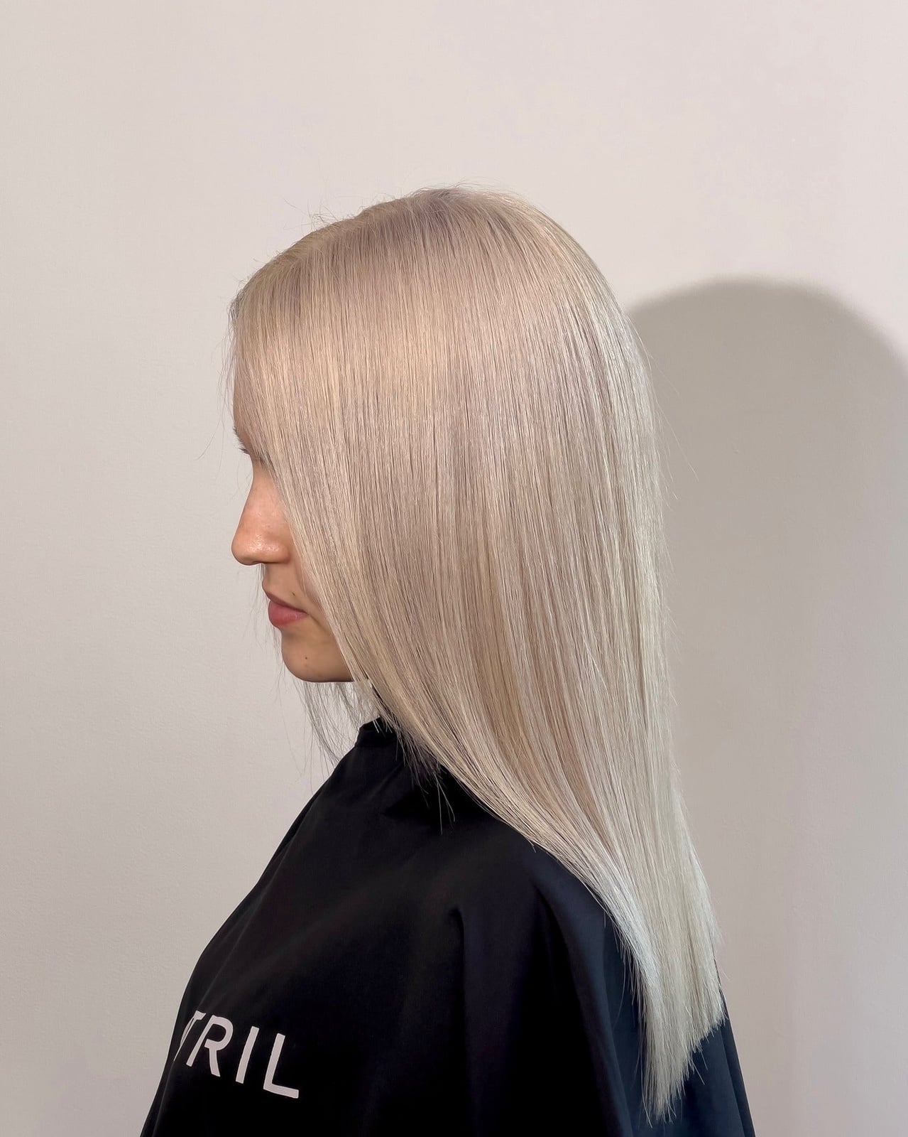 Mid-Back Voluminous Platinum Blonde Blowout, Wavy — Simple Platinum Blonde