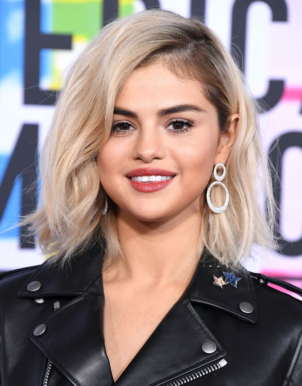Collarbone Lob With Root Shadow And Side Bangs — Simple Platinum Blonde