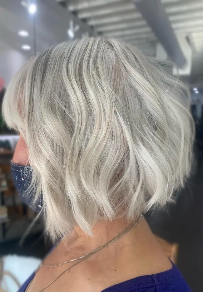 Collarbone Platinum Blonde Bob With Curtain Bangs, Middle — Simple Platinum Blonde