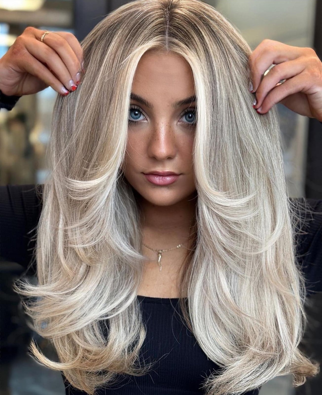 Mid-Back Wavy Hair With Platinum Highlights and Curtain Bangs Mid-Back Wavy Hair With Platinum Highlights and Curtain Bangs — Simple Platinum Highlights